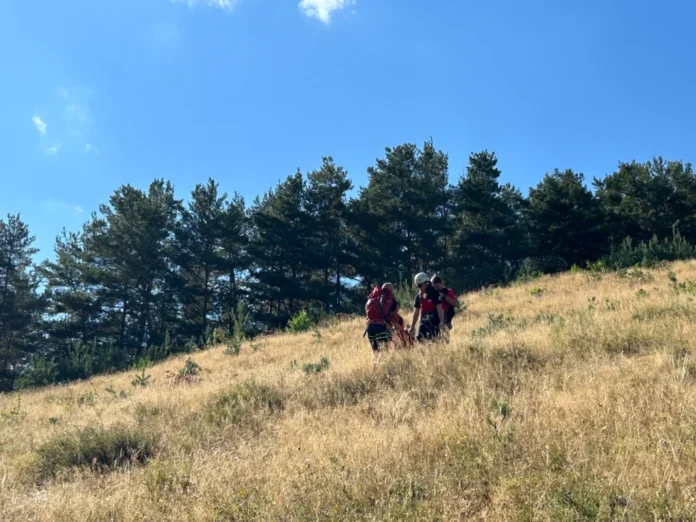 Echipă Salvamont Sibiu intervenind în Munții Cindrel pentru salvarea unei femei accidentate