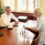 Ruxandra Cibu Deaconu și viceprimarul Mihai Onițiu discută despre proiecte sociale Sibiu la o conferință de presă.
