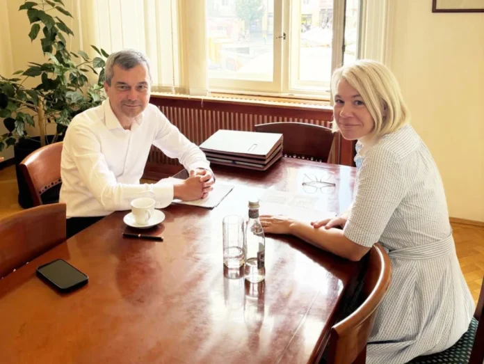 Ruxandra Cibu Deaconu și viceprimarul Mihai Onițiu discută despre proiecte sociale Sibiu la o conferință de presă.