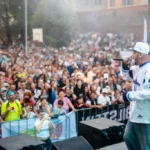 Concert la Festivalul Sibiul de Odinioară cu artiști internaționali pe scenă în aer liber.