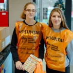 Voluntari Banca pentru Alimente Sibiu sortând și ambalând produse alimentare recuperate