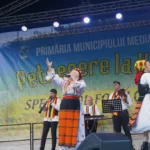 Sute de medieșeni se distrează la Petrecerea la Han, în atmosfera festivă de la Hanul Greweln.
