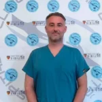 Medic ortoped explicând planul de recuperare ortopedica unui pacient în cabinetul medical