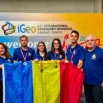 Elevii români medaliați la Olimpiada Internațională de Geografie 2026, însoțiți de profesori.