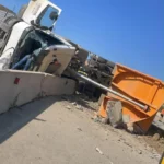 Un camion încărcat cu pământ s-a răsturnat pe DN 7, la ieșirea din Boița. Șoferul a ajuns la spital!