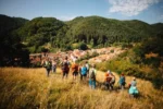 Drumeție pe urmele dacilor, la cetatea de la Tilișca. Participanții au vizitat și Festivalul Castrvm Novis