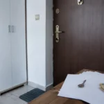 O înșelăciune cu apartamente în Sibiu, ilustrată printr-un ecran cu anunțuri online suspecte de închirieri