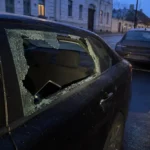 Două mașini cu geamurile sparte după o serie de furturi din autoturisme în Sibiu.
