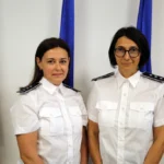 Adina Douchez și Roxana Ritea de la Biroul pentru Imigrări Sibiu analizează un dosar de cerere de ședere
