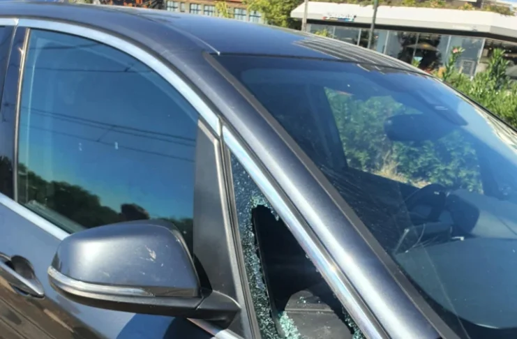Familie din Cisnădie, cu mașina vandalizată în Grecia. Hoții au spart geamul în timp ce sibienii vizitau orașul Pireu
