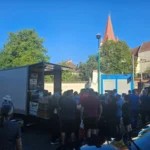 Cozi lungi pentru cumpărat legume direct de la producător în fața camionului, în orele dimineții.