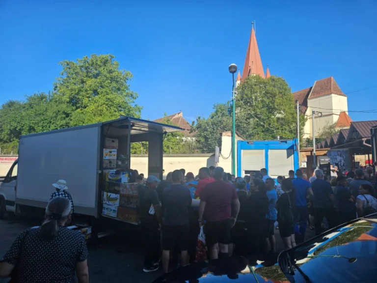 REPORTAJ. Cozi de la 5:30 pentru legume direct din camion. Fenomenul pornit la Cisnădie a explodat după materialul Sibiu Independent