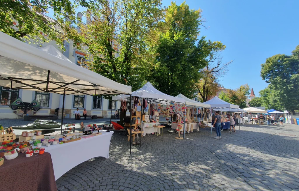 Panou de anunț cu data și detaliile ediției Artizan Huet din august