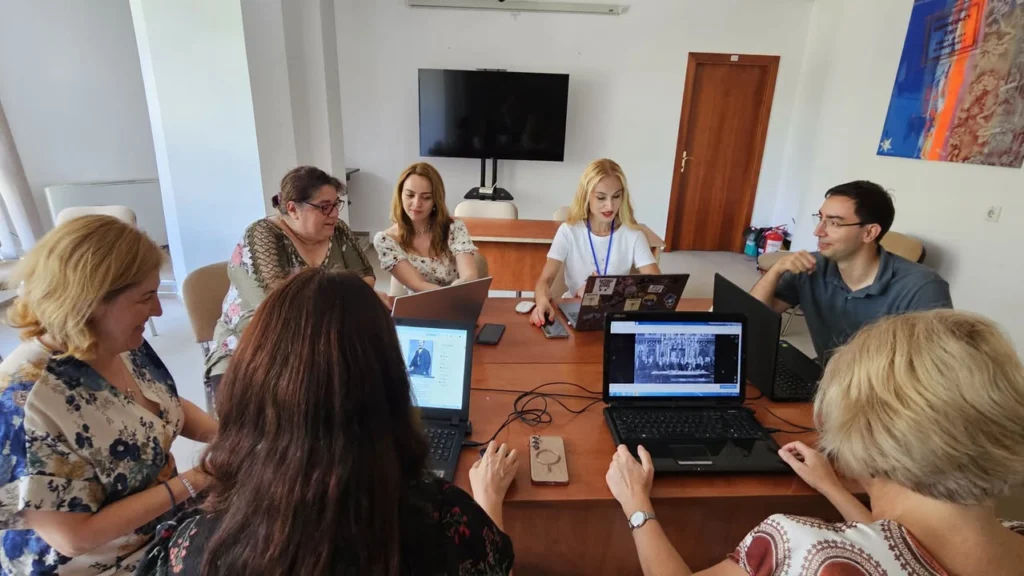 Primul WikiClub România la lansarea din biblioteca publică din Sibiu, participanți la workshop
