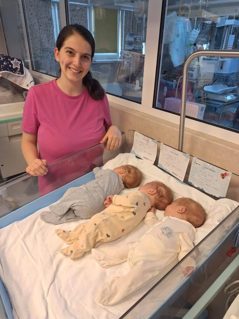 Tripleții prematuri Andreas, Ianis și Gabriel întorși acasă sănătoși după spitalizarea la Spitalul Județean Sibiu