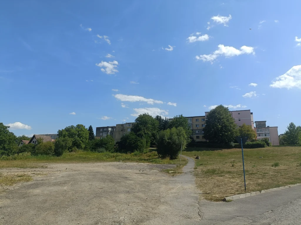 Vedere aeriană a Grădinii Mare din Cisnădie cu producătorii și camioanele de legume