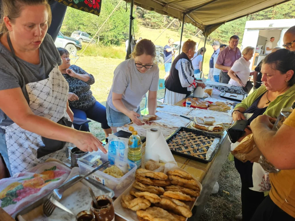Mulțime de oameni la Festivalul Plăcintelor Tălmăcel, în aer liber pe câmpia Luncii Largi