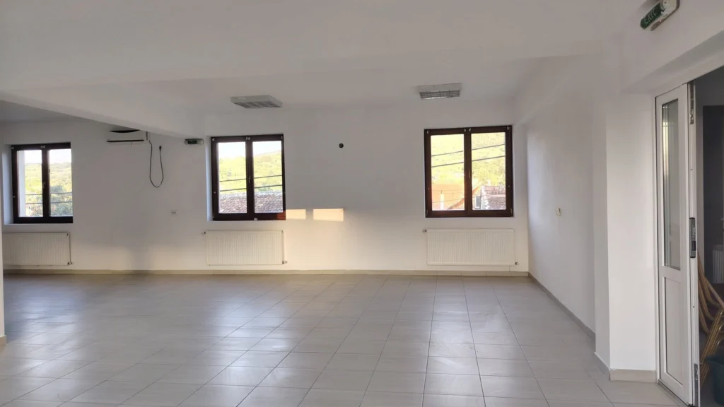 Sala de activități a Primăriei Turnu Roșu după renovare și zugrăveală