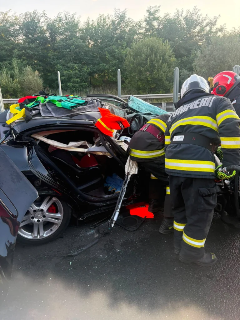 Mașină avariată pe autostrada A1 lângă Săliște după accidentul cu patru persoane rănite.