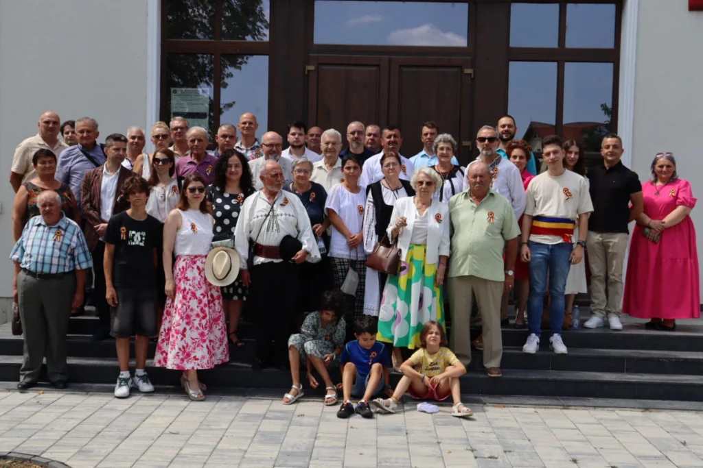 Familia Peligrad reunită la o troiță din Săliște, înainte de donarea documentelor istorice comunității.