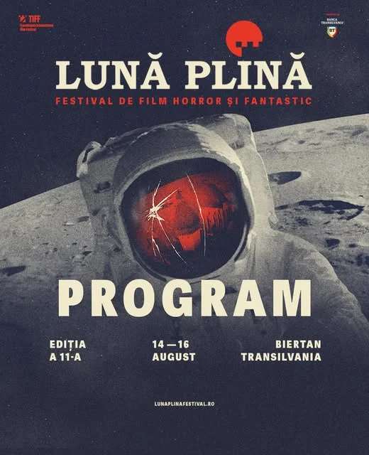 Festivalul de Film Lună Plină la Biertan, public pe scaune în fața ecranului la o proiecție în aer liber.