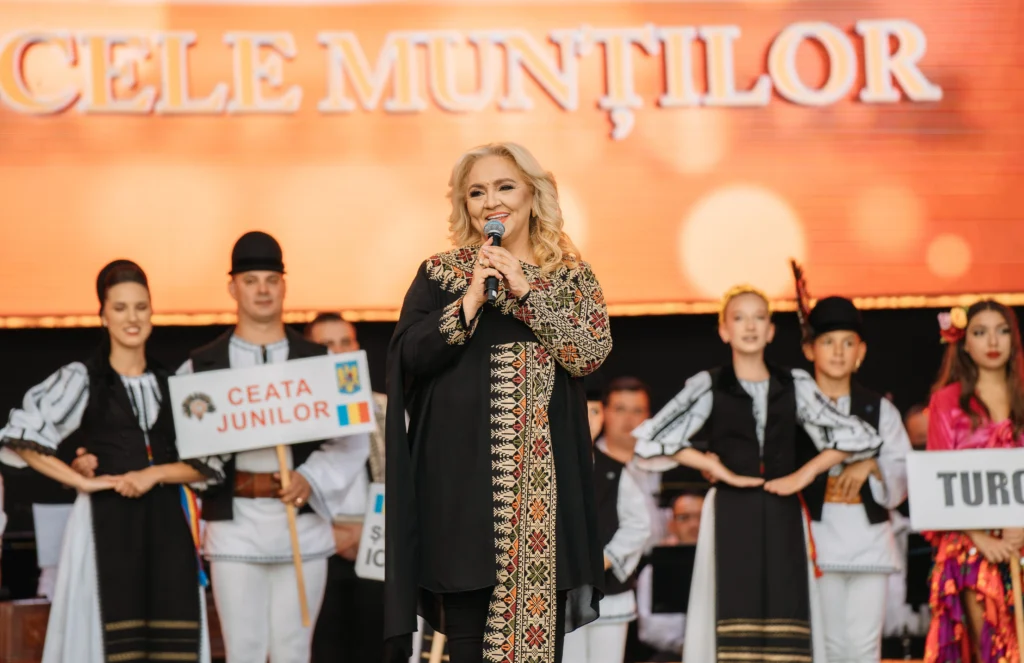 Silvia cântând pe scena Festivalului Cântecele Munților din Piața Mare