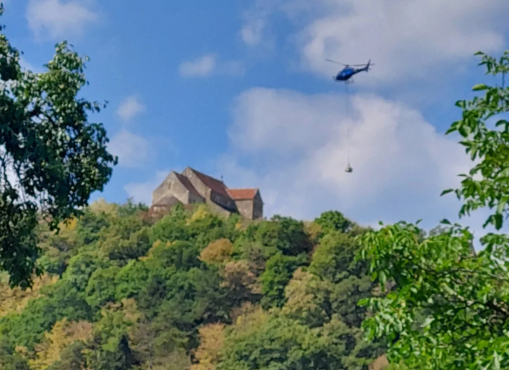 Materiale de construcție transportate cu elicopterul la biserica fortificată Cisnădioara