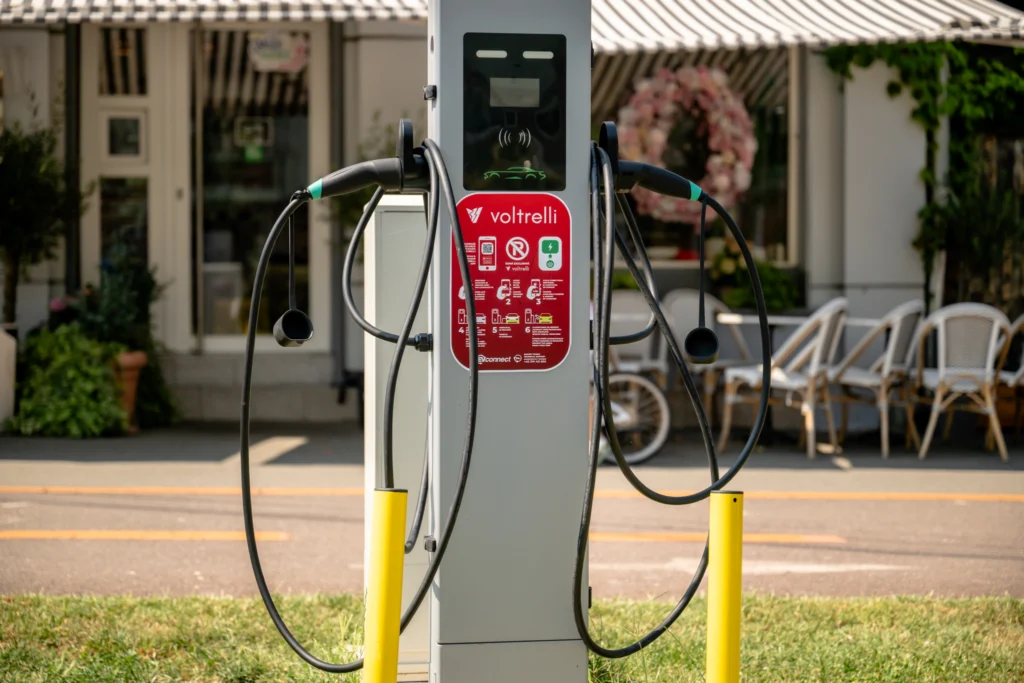 Stație de încărcare electrice Sibiu amplasată în zona Școlii de Înot