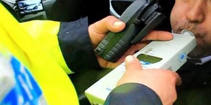 Șofer prins băut după un control rutier, condus spre arest preventiv de polițiști.