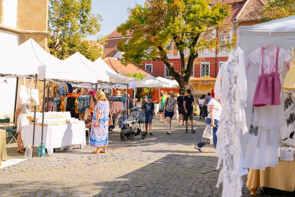 Creative Buzz Sibiu în Piața Huet, cu tarabele artizanilor în august 2025