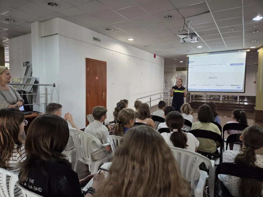 Copii participă la activități de învățare despre siguranță online și teatru în cadrul programului BiblioVacanța.