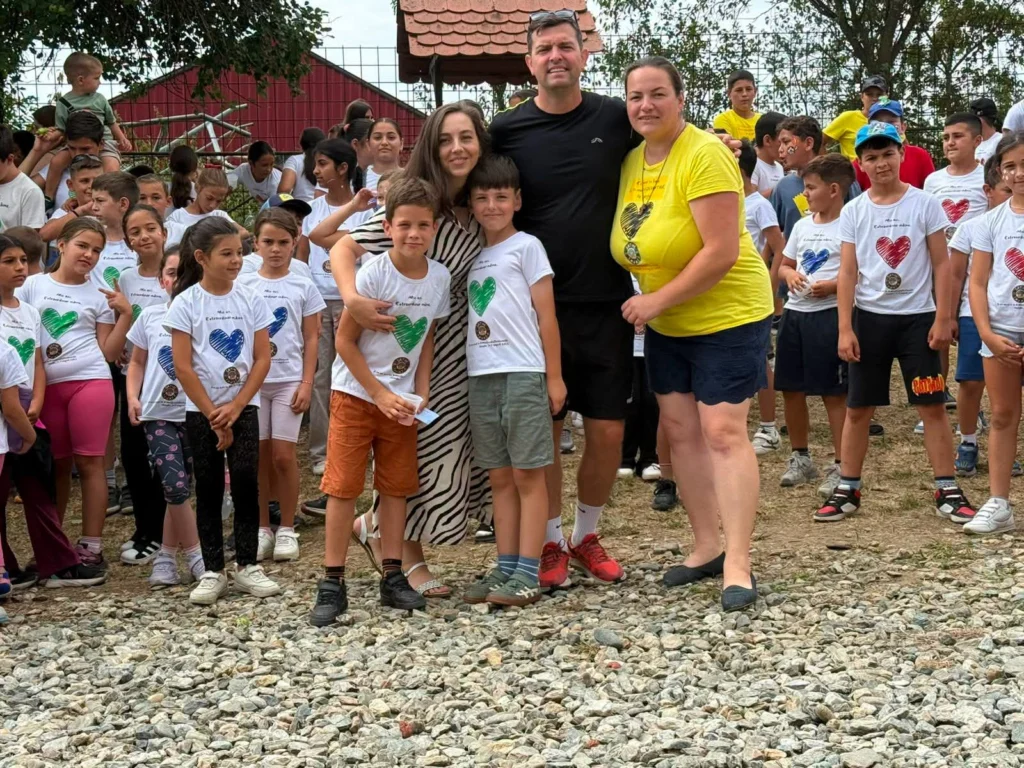 Copii zâmbitori în timpul activităților de la tabăra de vară de la Chirpăr