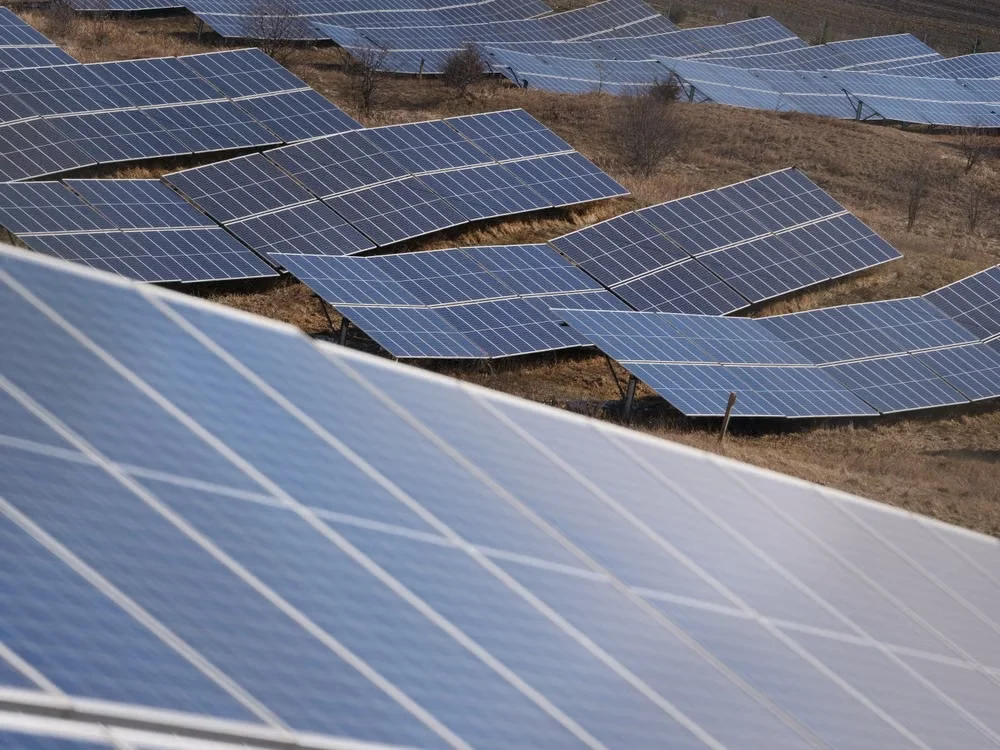 Polițiști cercetează locul furtului de echipamente fotovoltaice de mare valoare
