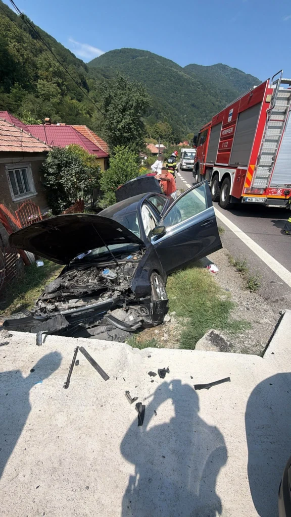 Accident pe Valea Oltului: Două persoane au ajuns la spital după ce au intrat cu mașina într-un cap de pod!