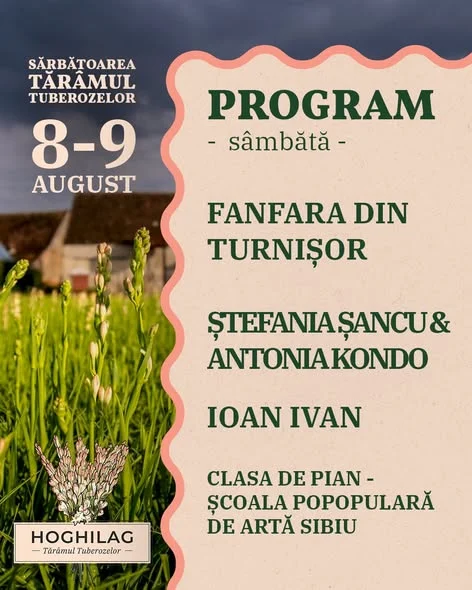Participanți bucuroși la festivalul Tărâmul Tuberozelor din Hoghilag, înconjurați de câmpuri cu flori.