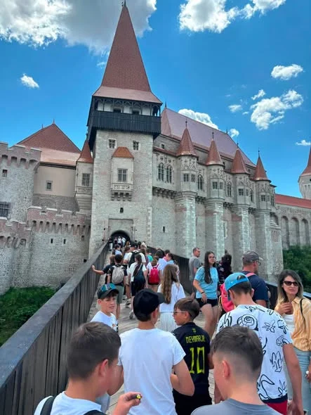 Elevii din Rășinari vizitează Castelul Corvinilor în excursie organizată prin programul PNRAS