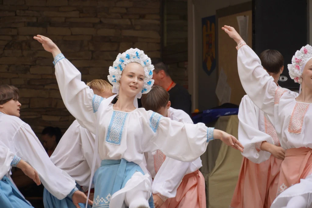 Ansambluri ucrainene și cipriote la spectacolul Festivalului Cântecele Munților la Consiliul Județean Sibiu.