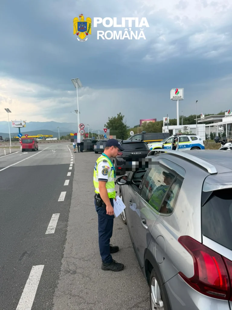 Echipaj polițist verifică documente șofer în cadrul filtrelor masive DN1