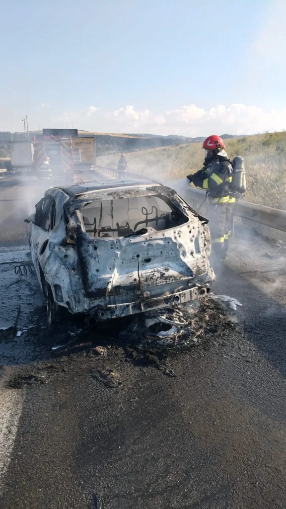 Accident și incendiu pe autostrada A1 lângă Săliște, mașină avariată pe carosabil