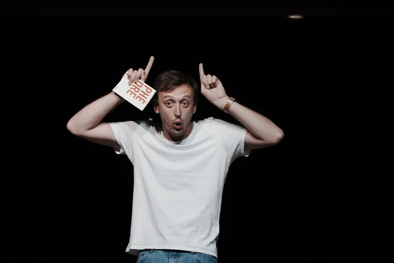 Fedra spectacol digital, o scenă sau un moment dramatic din producția online a Teatrului Național Radiofonic.