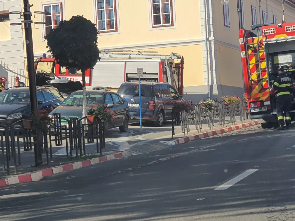 Incendiu la un autoturism parcat pe strada Măgurii din Cisnădie, mașină în flăcări