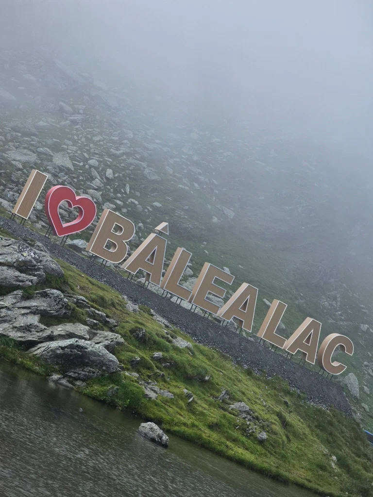 Garda de Mediu constată instalația literele „I love Bâlea Lac” montate ilegal în peisajul natural.