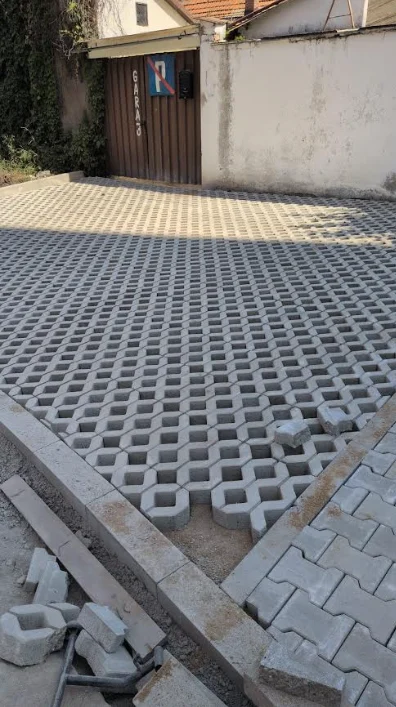 Strada Bastionului înainte de modernizare, cu carosabilul deteriorat și trotuarele vechi