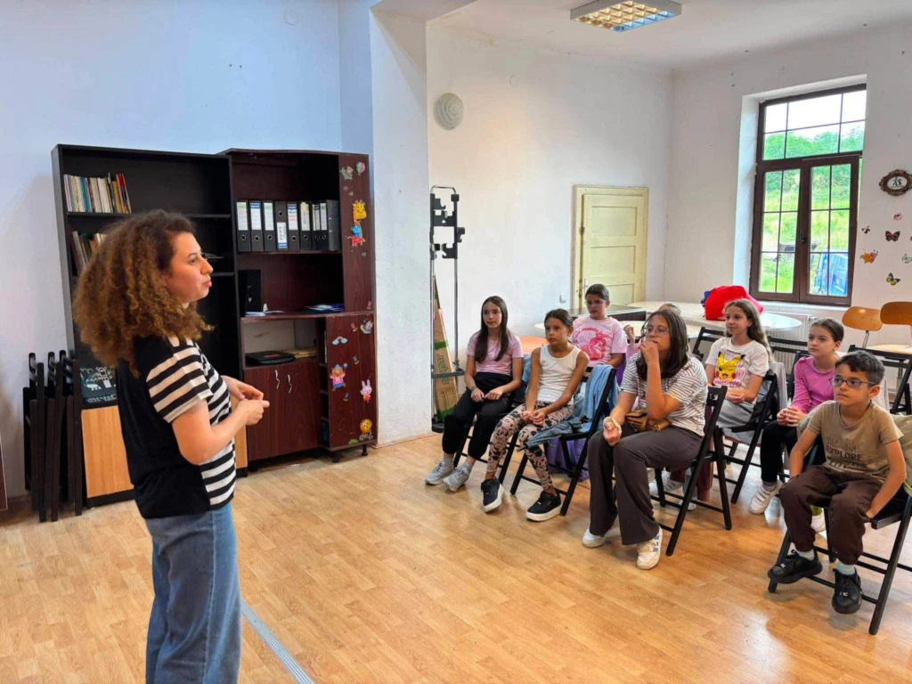 Participanții proiectului În culisele teatrului în timpul unui exercițiu de artă scenică