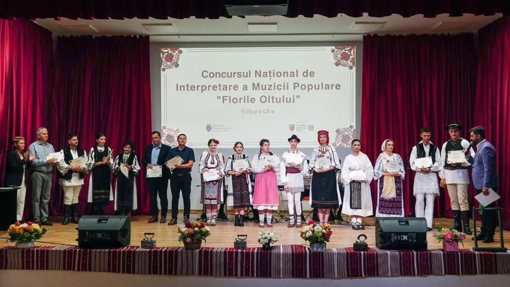 Participanți și public la o ediție anterioară a concursului Florile Oltului
