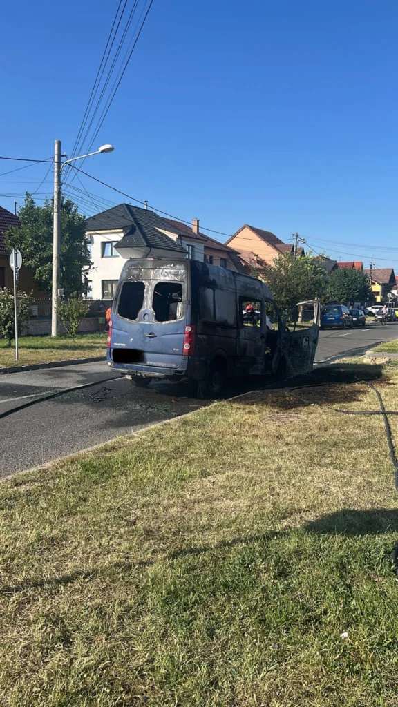Microbuz cuprins de flăcări pe Strada Record din Sibiu la incendiu