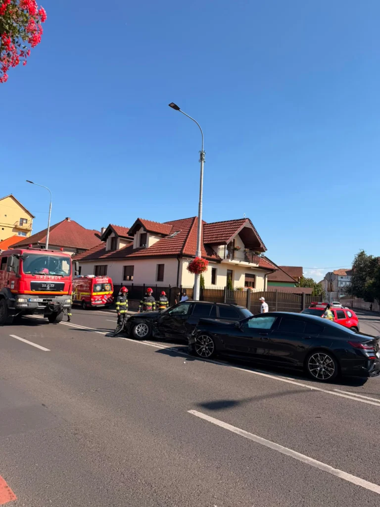 Ambulanța și poliția la fața locului după accidentul de pe Șoseaua Alba Iulia