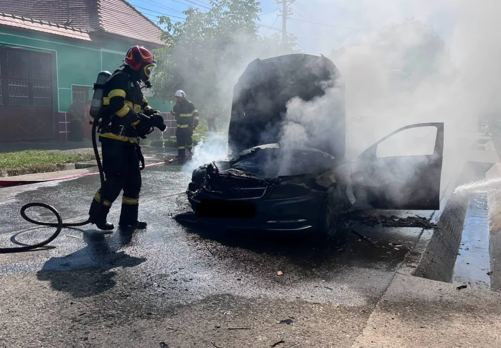 Intervenția pompierilor la locul unui incendiu auto în Brateiu, cu mașina în flăcări