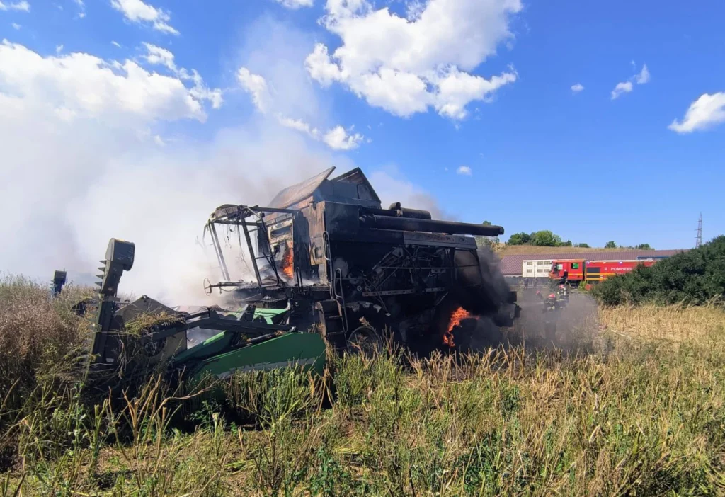 Combina agricolă incendiu, distrusă în flăcări și fum la locul accidentului din Coveș