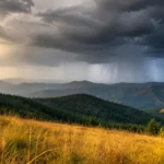 Vreme în Sibiu cu nori întunecați și fulger pe cerul munților